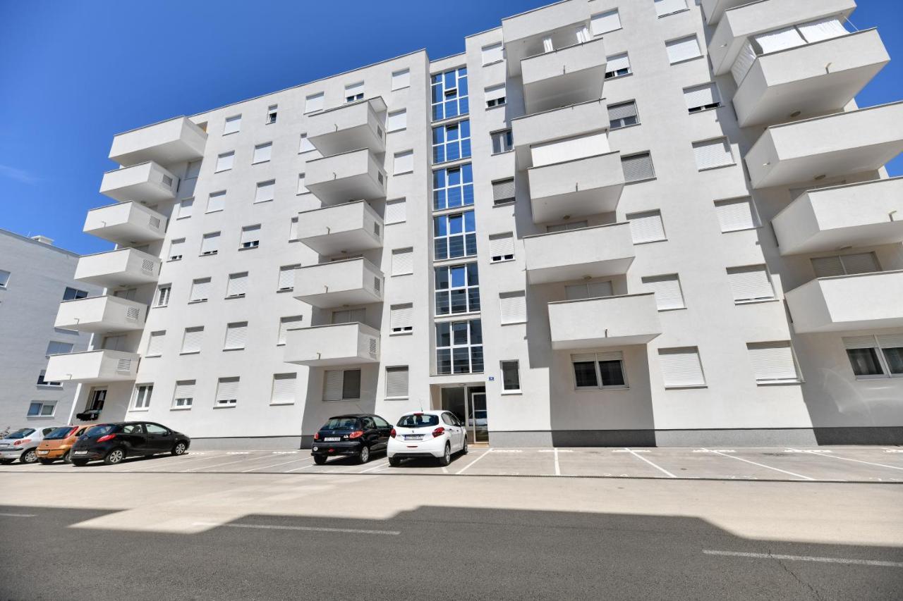 Modern Apartment For 2025' Vacation In زادار المظهر الخارجي الصورة